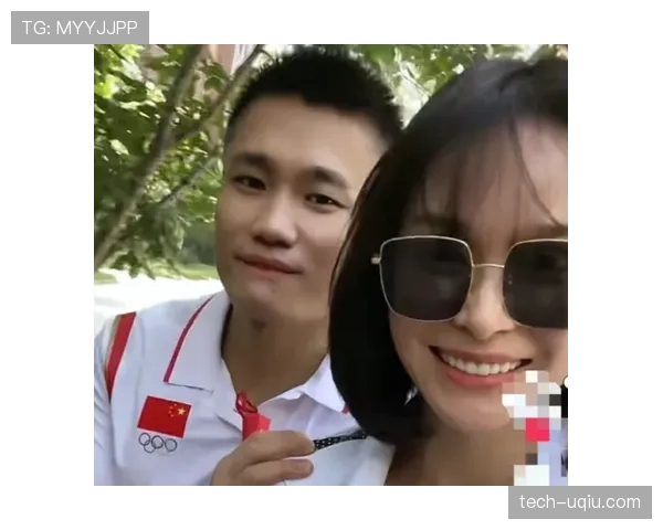 吕小军拎着超市袋子出来，里面的东西能付我三个月房租，我笑不出来